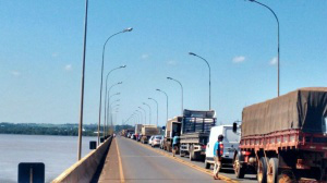 Protesto contra o governo Dilma bloqueia ponte na divisa com SP