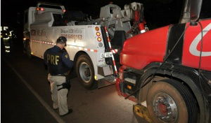 Funcionário da CCR morre prensado entre guincho e carreta na BR-163