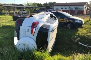 Veículo capota após fugir de abordagem da PRF