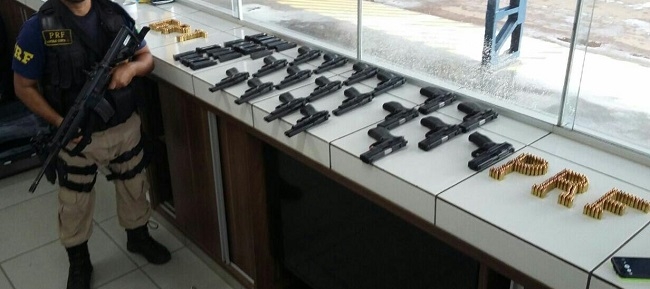 PRF apreende 18 pistolas em fundo falso de bagagens em Mato Grosso