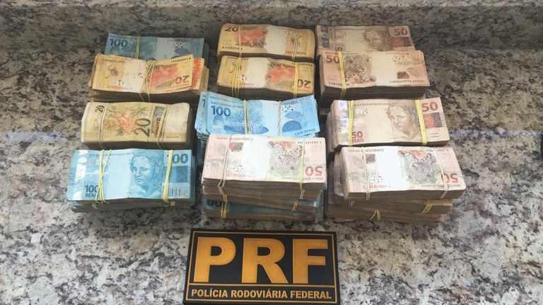 PRF apreende em Eldorado/MS R$295 mil em fundo falso de veiculo