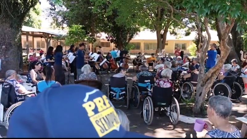 Crianças e jovens levam emoção ao Asilo São João Bosco com apoio do SINPRF/MS