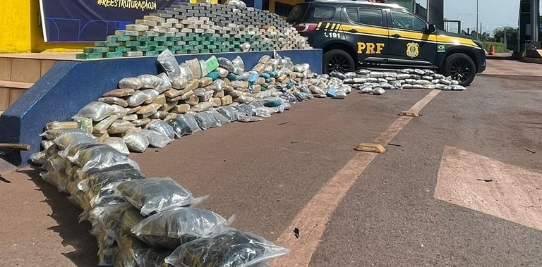 PRF apreende 452 Kg de cocaína e skunk em Corumbá (MS)