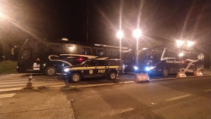 PRF intercepta dois ônibus clandestinos com passageiros bolivianos